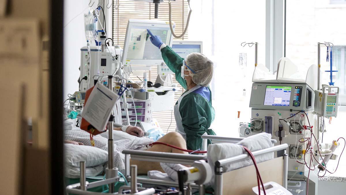 La OMS alerta de 700.000 muertes por covid-19 en Europa de aquí a marzo. En la foto, área para pacientes con covid del Hospital de Essen, Alemania. 