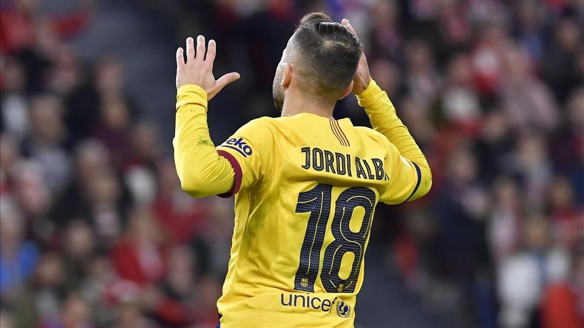 Jordi Alba se lamenta de un error en San Mamés. Jordi Alba se lamenta de un error en San Mamés.