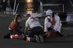 Miembros de Cruz Roja auxilian a algunos de los migrantes de una patera rescatada cerca de Gran Canaria.