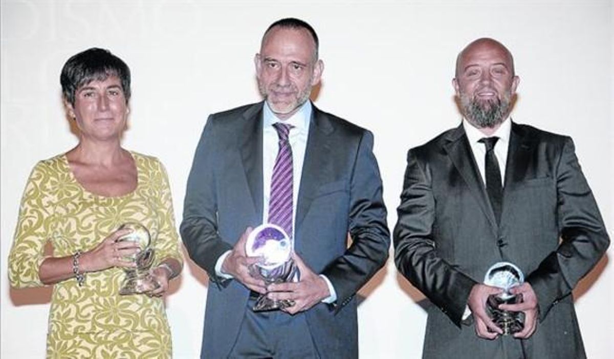 Marc Marginedas, ayer en Segovia, al recoger el premio, junto a los finalistas. Marc Marginedas, ayer en Segovia, al recoger el premio, junto a los finalistas.