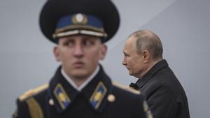 Vladimir Putin pasa junto a un soldado durante el desfile del Día de la Victoria.