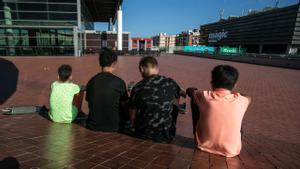 Un grupo de niños de 13 años, en el centro comercial Mágic de Badalona, el pasado viernes.