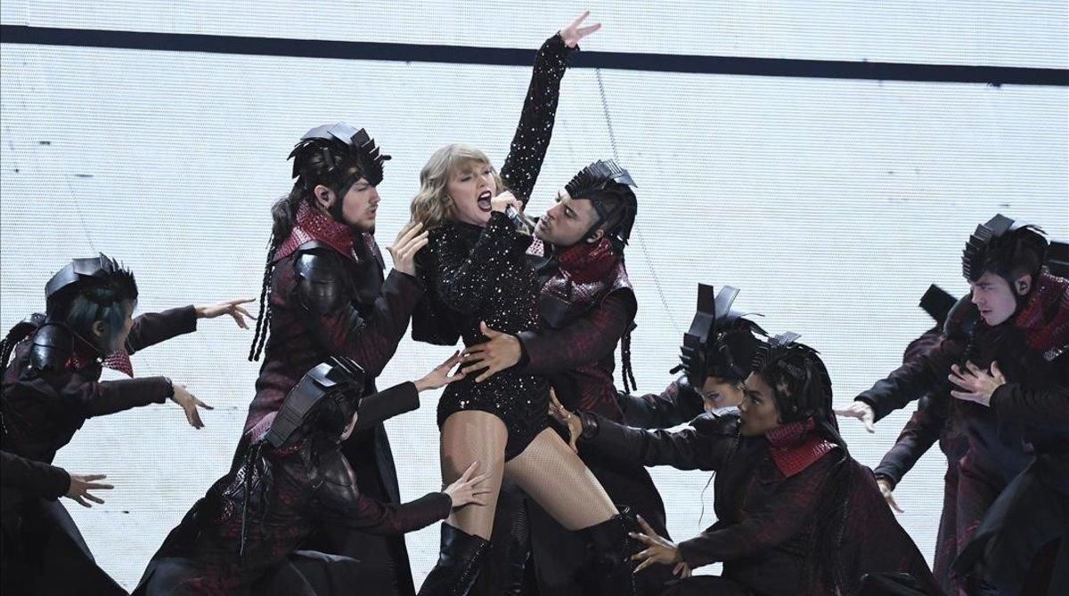 Taylor Swift, durante una actuación de la gira ’Reputation’. Taylor Swift, durante una actuación de la gira ’Reputation’.