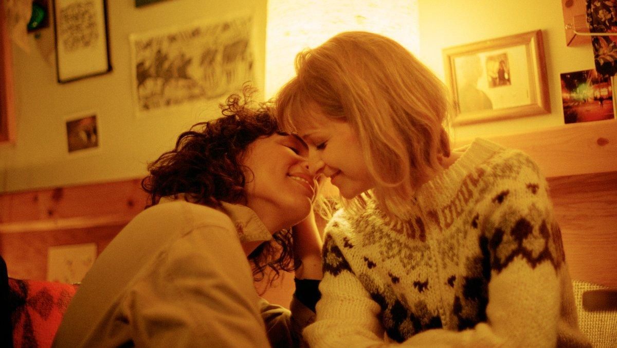 Desiree Akhavan y Niamh Algar, en ’The bisexual’. Desiree Akhavan y Niamh Algar, en ’The bisexual’.