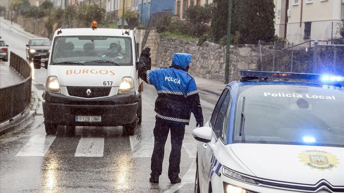 Un policía local realiza controles de movilidad en Burgos, este miércoles. Un policía local realiza controles de movilidad en Burgos, este miércoles.