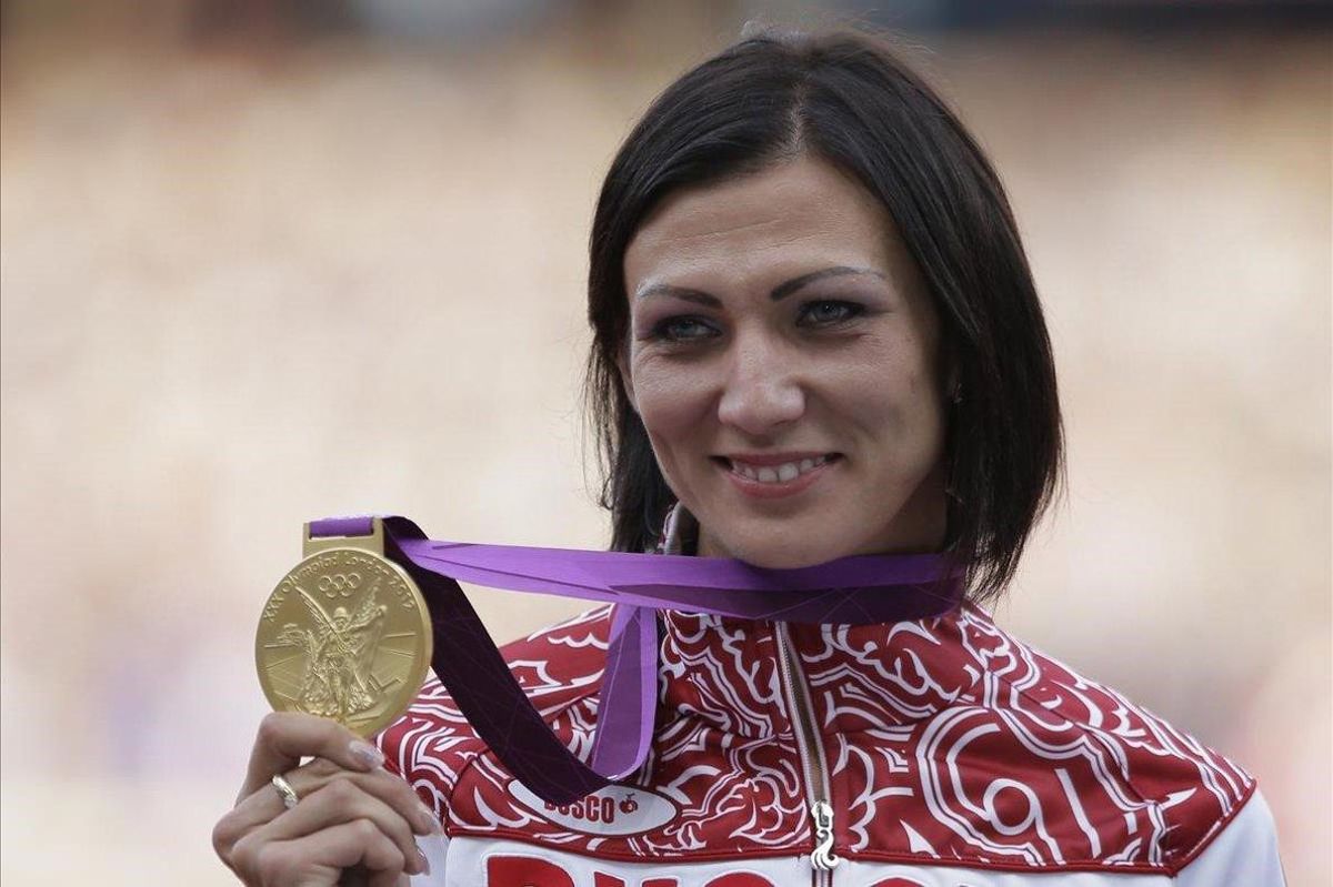 Natalya Antyukh muestra el oro logrado en los 400 vallas en Londres 2012. Natalya Antyukh muestra el oro logrado en los 400 vallas en Londres 2012.