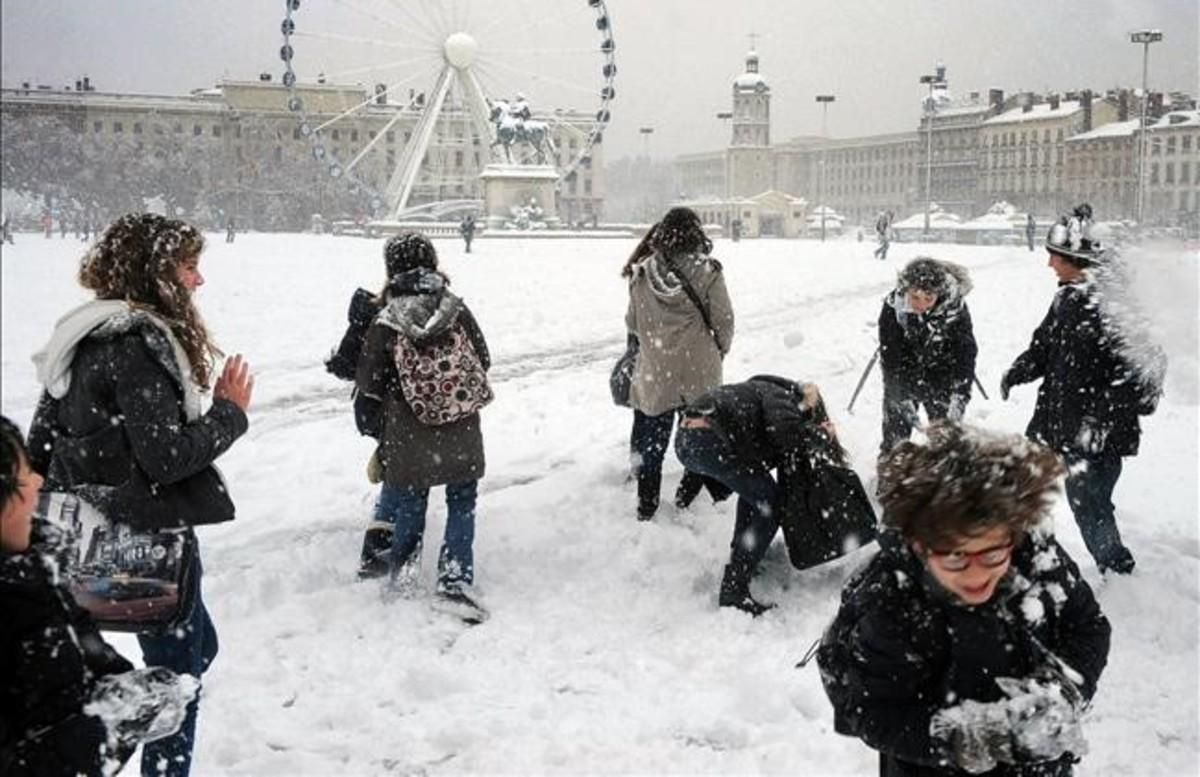 Niños jugando en la nieve en la plaza Bellecour de Lyon (Francia). Niños jugando en la nieve en la plaza Bellecour de Lyon (Francia).