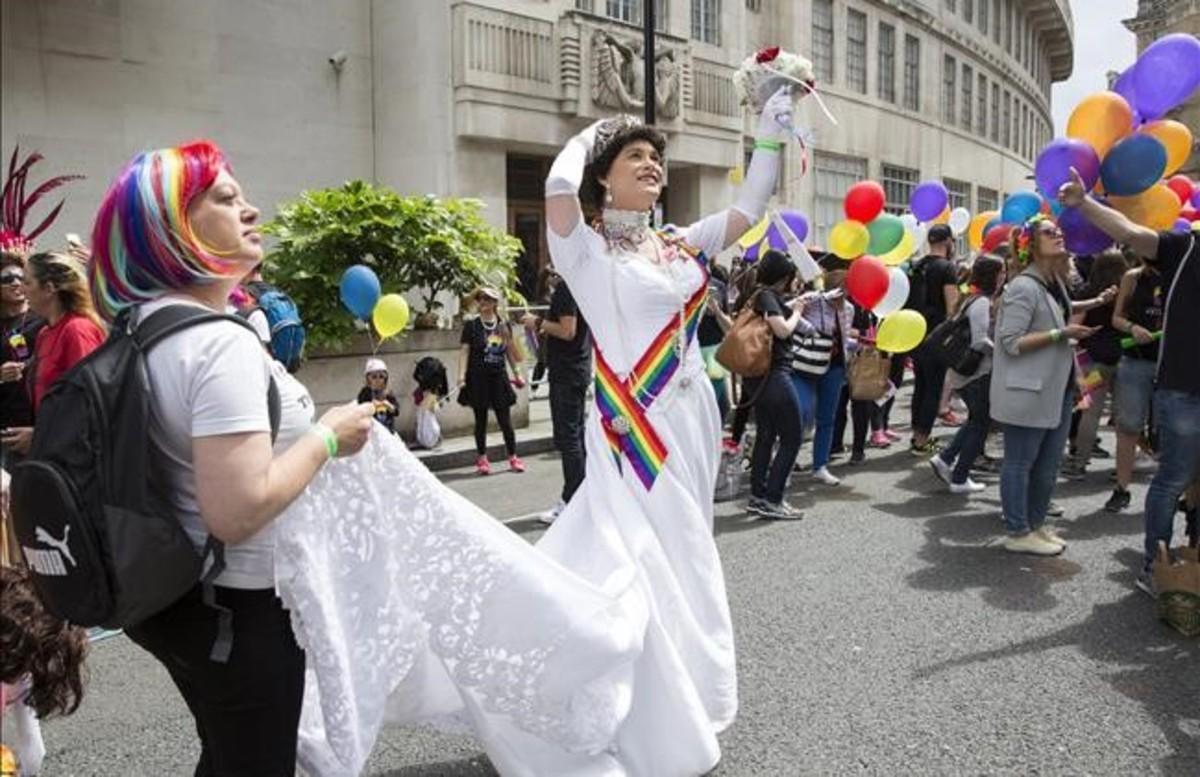 Decenas de miles de personas asisten en Londres al desfile del orgullo gay