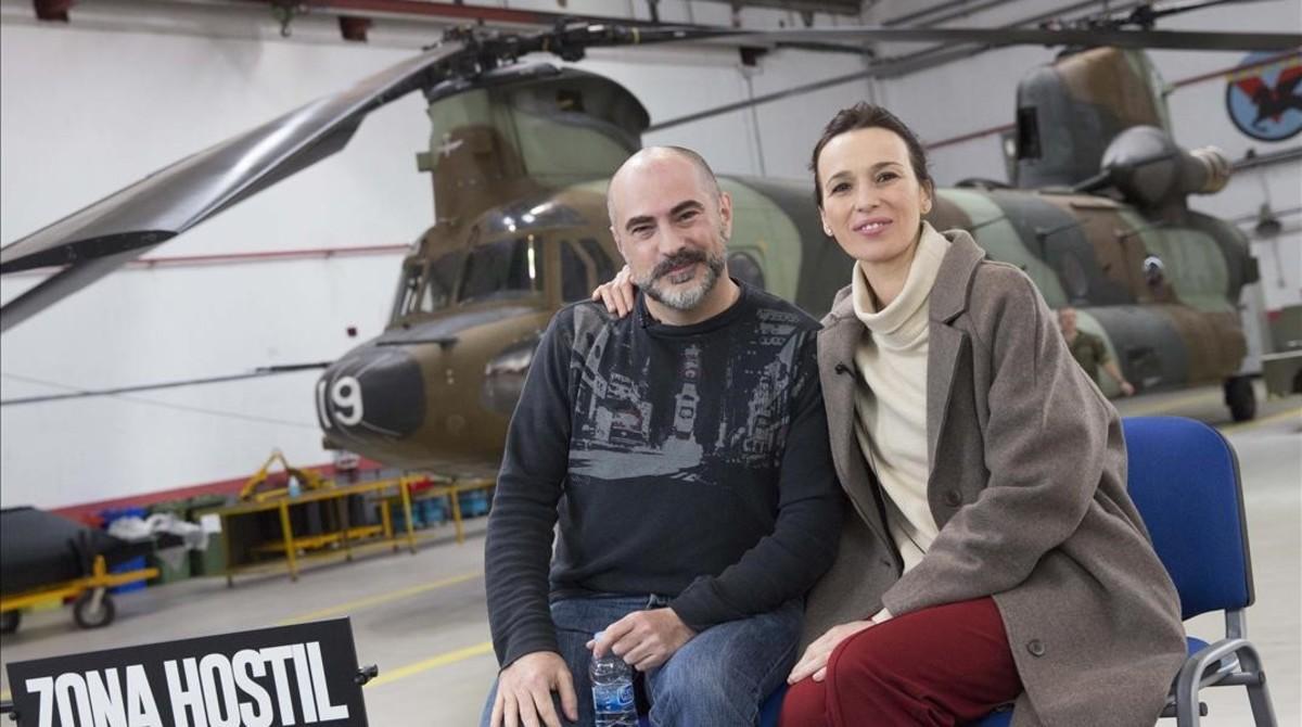 El director de ’Zona hostil’, Adolfo Martínez Pérez, junto a la protagonista, Ariadna Gil, durante la presentación del filme, en una base militar de Madrid.