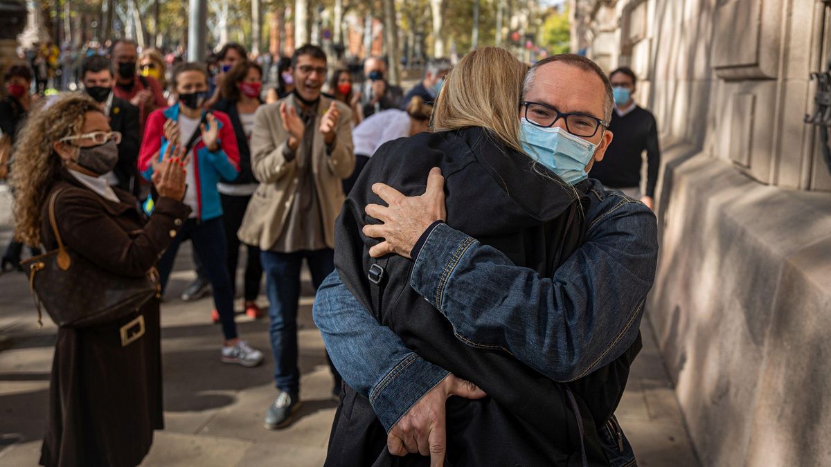 Josep Costa, a su salida del Tribunal Superior de Justicia de Catalunya, se abraza con su pareja Josep Costa, a su salida del Tribunal Superior de Justicia de Catalunya, se abraza con su pareja