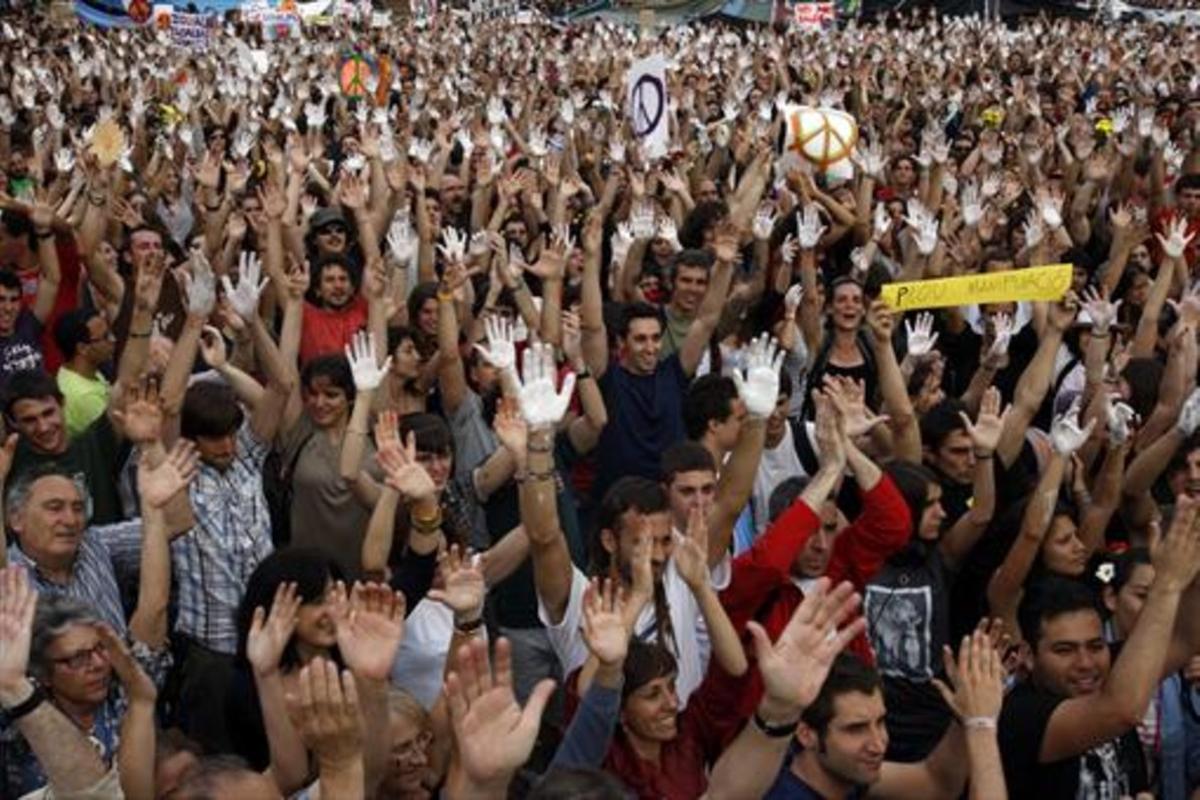 Indignados, manos en alto, concentrados en plaza Catalunya, en mayo del 2011.