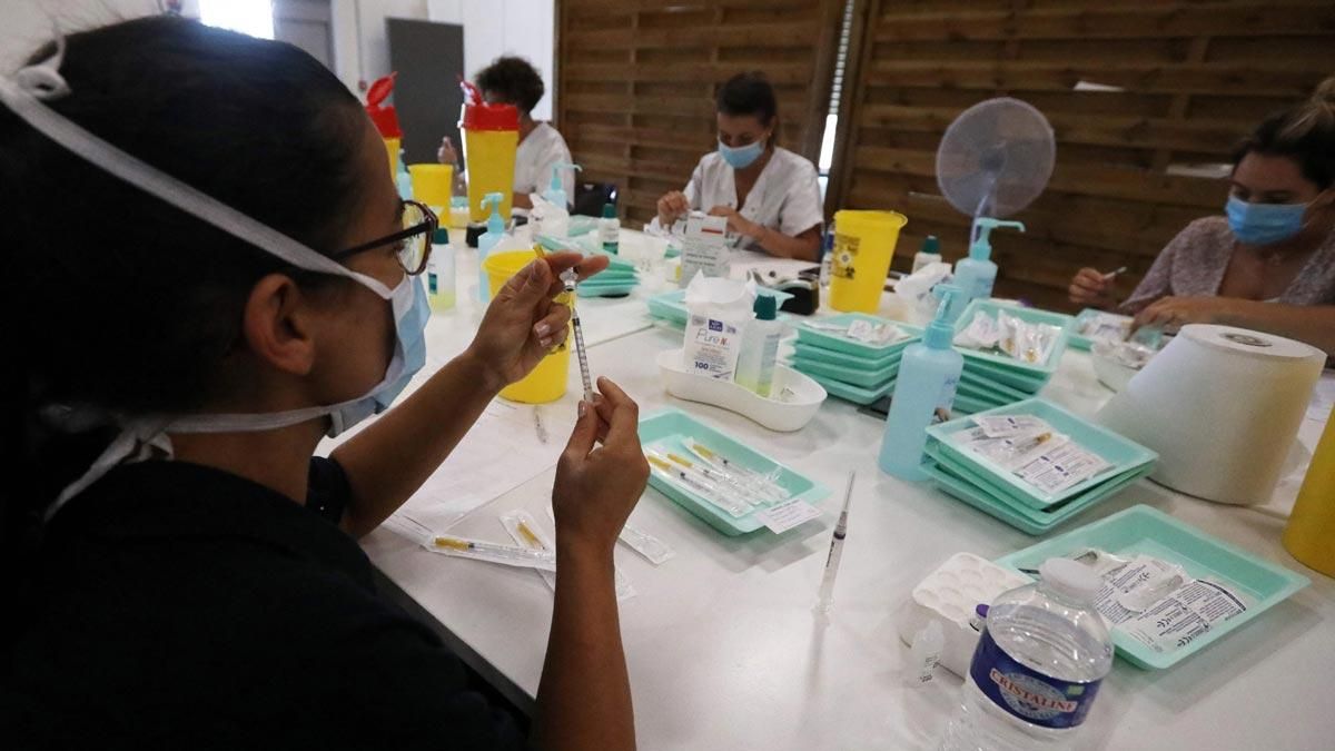 Trabajadores sanitarios preparan dosis de la vacuna contra el covid para administrarlas en un centro de vacunación en Perpinyà, Francia. Trabajadores sanitarios preparan dosis de la vacuna contra el covid para administrarlas en un centro de vacunación en Perpinyà, Francia.