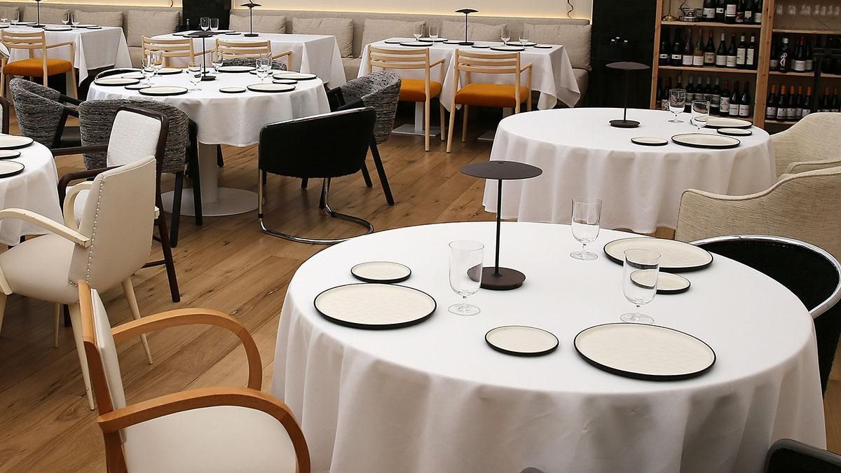 Mesas de un restaurante de Barcelona Mesas de un restaurante de Barcelona