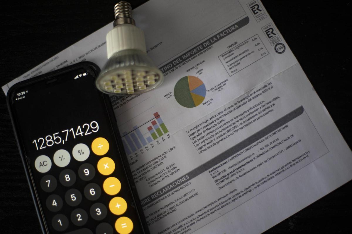 El precio de la luz se disparará un 76% este lunes, hasta los 132 euros/MWh El precio de la luz se disparará un 76% este lunes, hasta los 132 euros/MWh