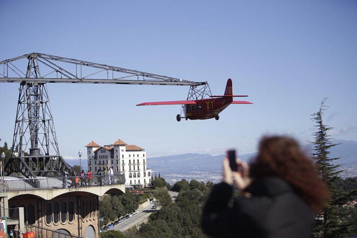 Una mujer toma una foto en el primer día de apertura del parque de atracciones del Tibidabo este 2018. Una mujer toma una foto en el primer día de apertura del parque de atracciones del Tibidabo este 2018.
