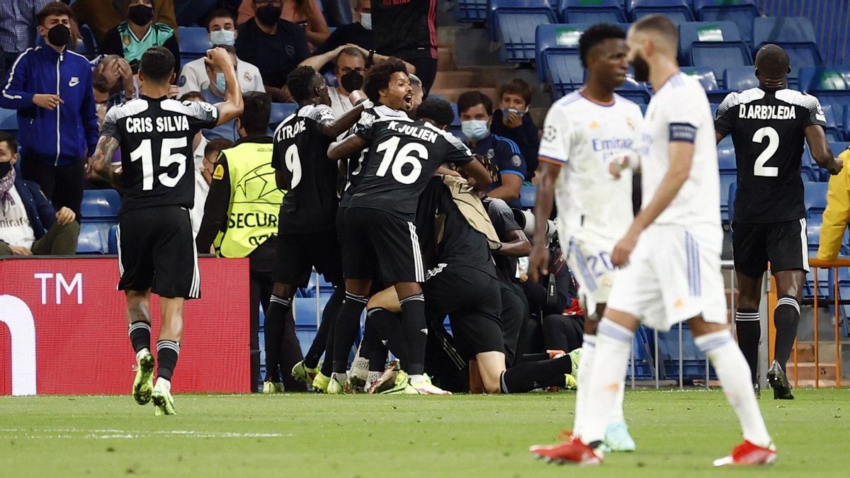 Sebastien Thill, del Sheriff Tiraspol, celebra su segundo gol con sus compañeros. Sebastien Thill, del Sheriff Tiraspol, celebra su segundo gol con sus compañeros.