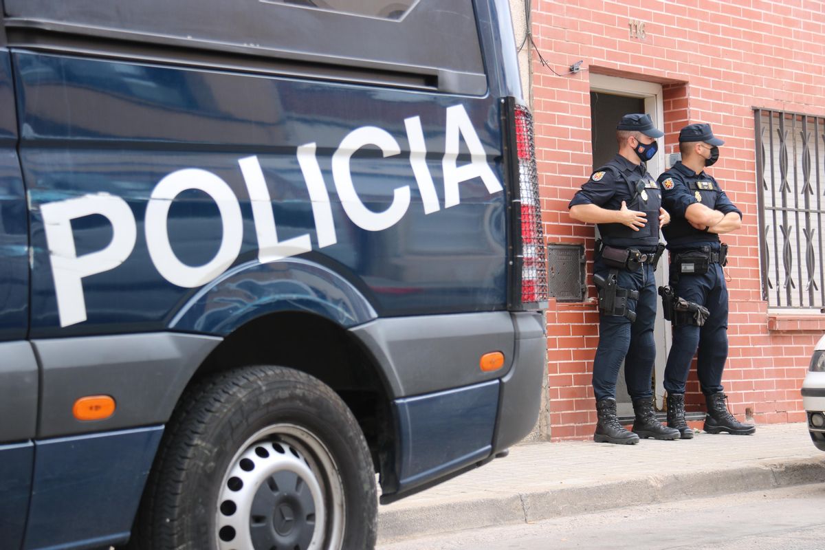 Agentes de la Policía Nacional. Agentes de la Policía Nacional.