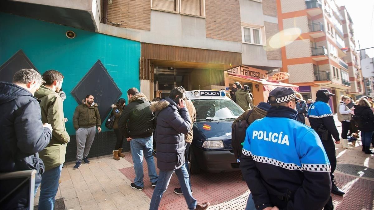 Registro en casa de los tres acusados. Registro en casa de los tres acusados.