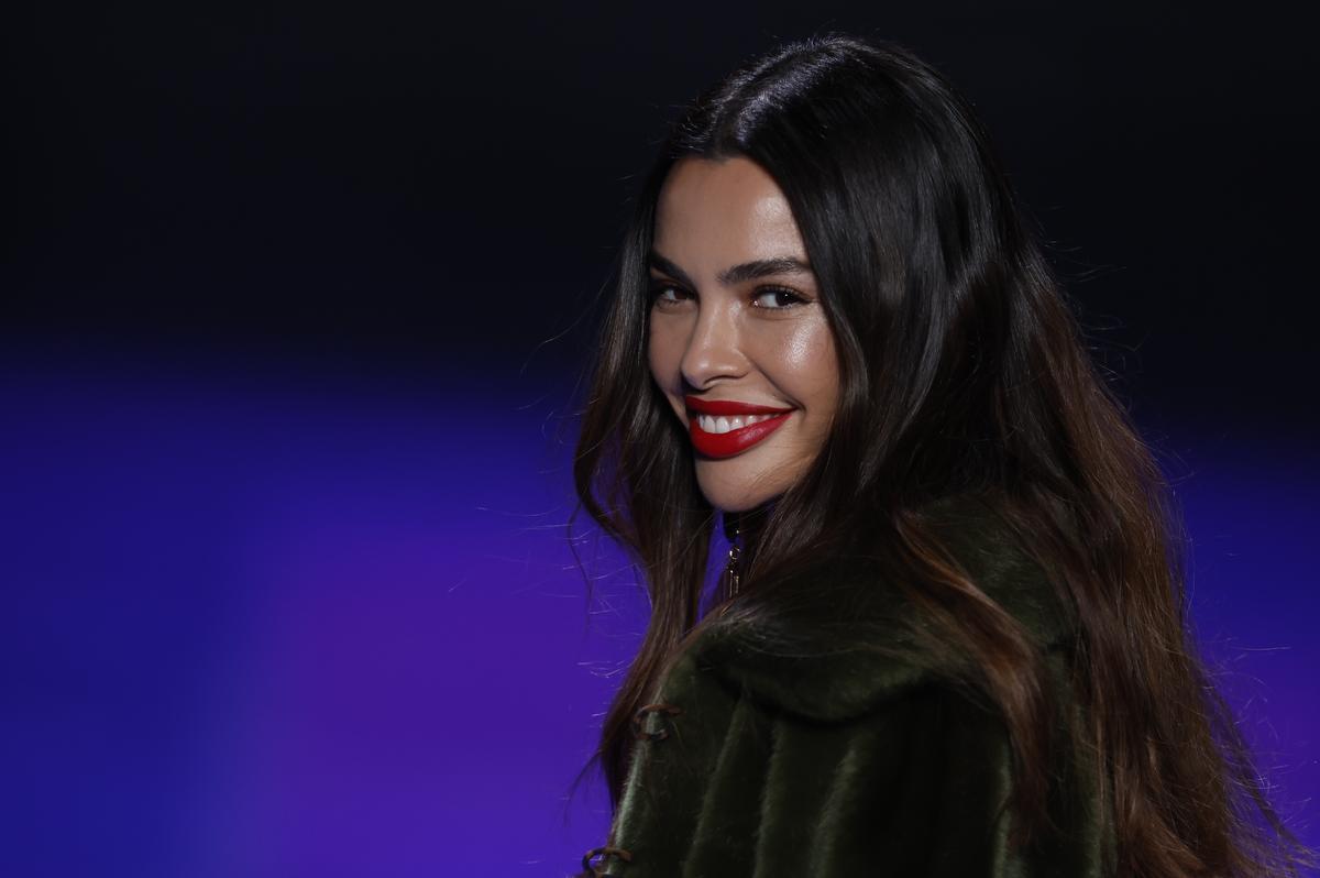 La modelo Joana Sanz, mujer del futbolista Dani Alves, luce las creaciones  de la firma Lola Casademunt en la de Mercedes-Benz Fashion Week Madrid |  FOTOS
