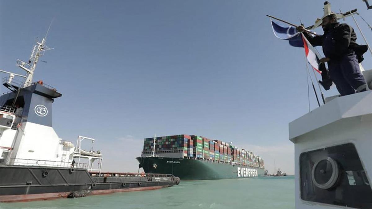 Un remolcador tirando del buque portacontenedores ’Ever Given’, en el canal de Suez.