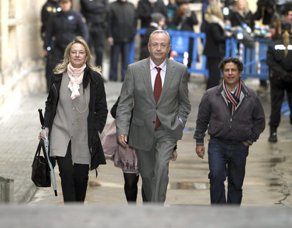 El juez José Castro (centro) y la secretaria judicial Lurdes Peña (izquierda) a la salida de los juzgados de Palma, este sábado.