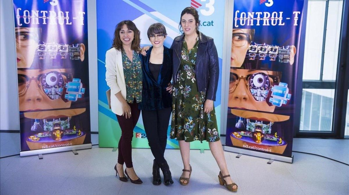 Thais Villas, presentadora de ’Control T’ (TV-3), con las actrices de ’Polònia’ Anna Bertran y Alba Flojerachs, colaboradoras del programa. Thais Villas, presentadora de ’Control T’ (TV-3), con las actrices de ’Polònia’ Anna Bertran y Alba Flojerachs, colaboradoras del programa.