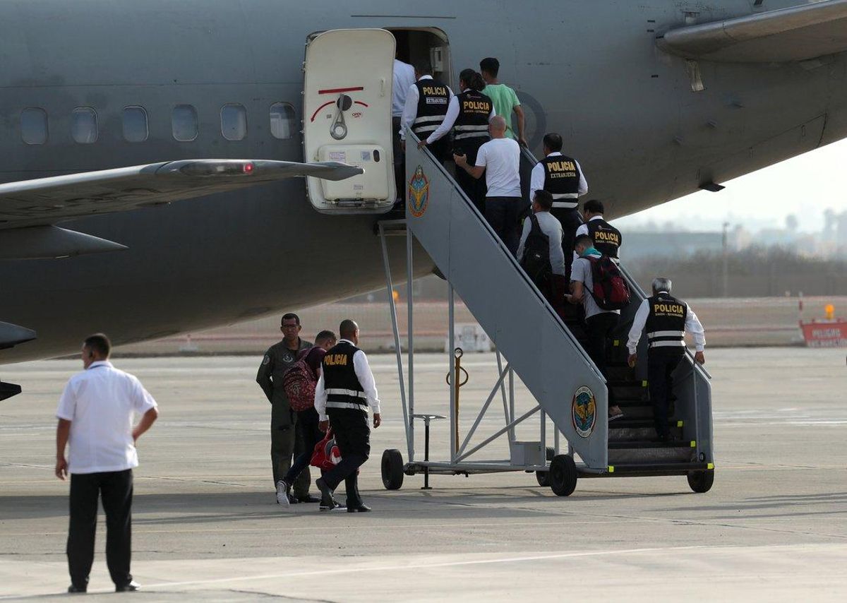 El gobierno peruano deporta a migrantes venezolanos. El gobierno peruano deporta a migrantes venezolanos.