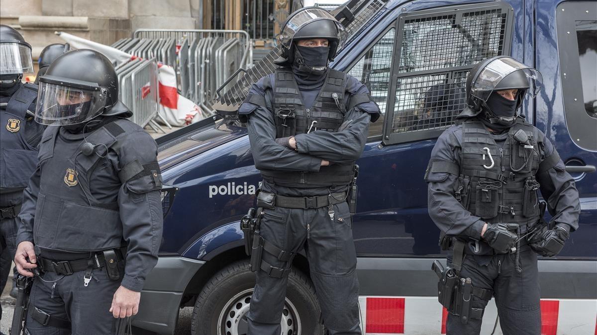 Antidisturbios concentrados delante del Palau de la Justícia de Barcelona, el 23 de febrero pasado. Antidisturbios concentrados delante del Palau de la Justícia de Barcelona, el 23 de febrero pasado.