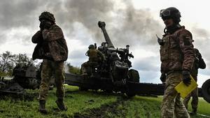 Soldados ucranianos lanzan un misil desde un Howitzer FH-70 en el frente, en la región de Zaporiyia.