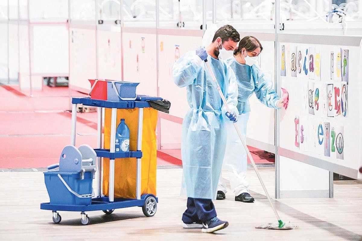 Dos trabajadores del equipo de limpieza de los pabellones 7 y 9 del hospital de campaña del recinto ferial Ifema. Dos trabajadores del equipo de limpieza de los pabellones 7 y 9 del hospital de campaña del recinto ferial Ifema.