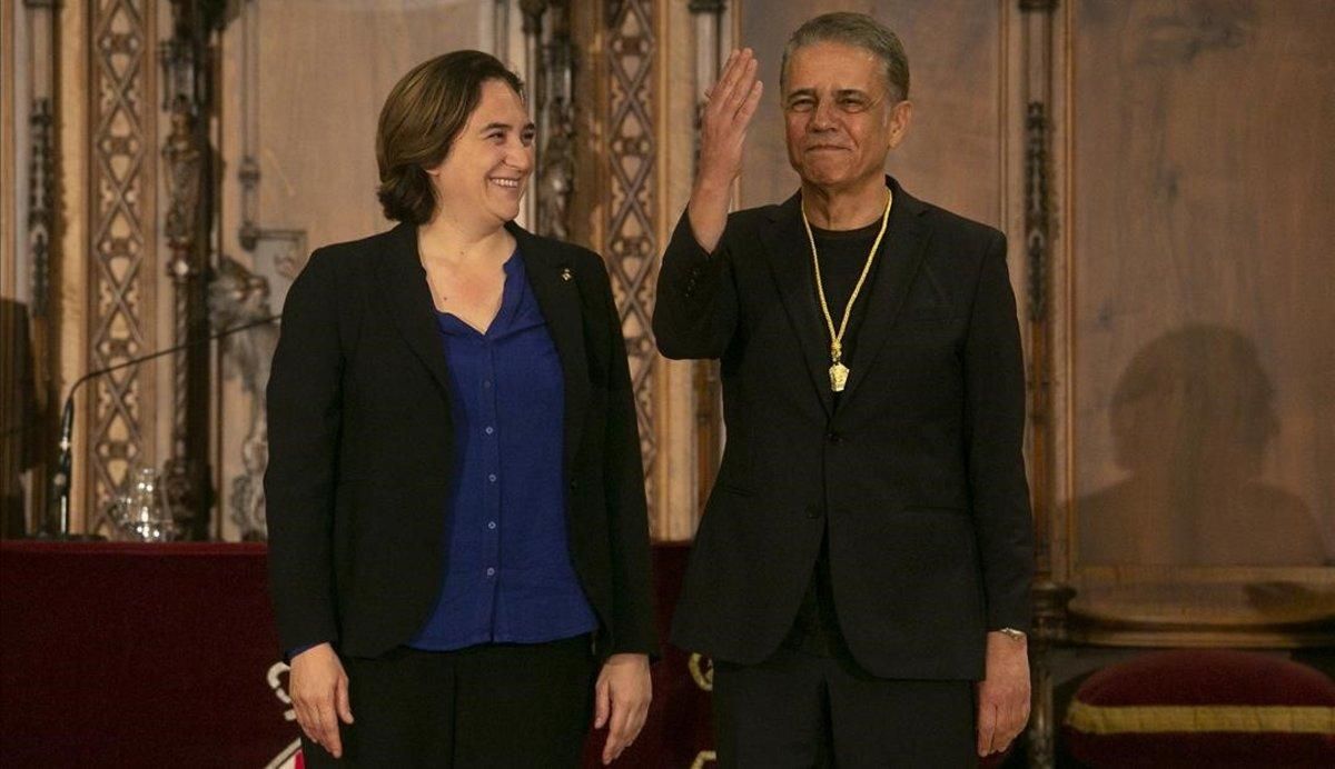 Ada Colau y Joaquim Maria Puyal, con la Medalla de Oro al Mérito Deportivo, este lunes, en el Ayuntamiento de Barcelona. Ada Colau y Joaquim Maria Puyal, con la Medalla de Oro al Mérito Deportivo, este lunes, en el Ayuntamiento de Barcelona.