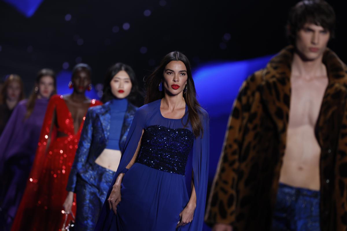 La modelo Joana Sanz, mujer del futbolista Dani Alves, luce las creaciones  de la firma Lola Casademunt en la de Mercedes-Benz Fashion Week Madrid |  FOTOS