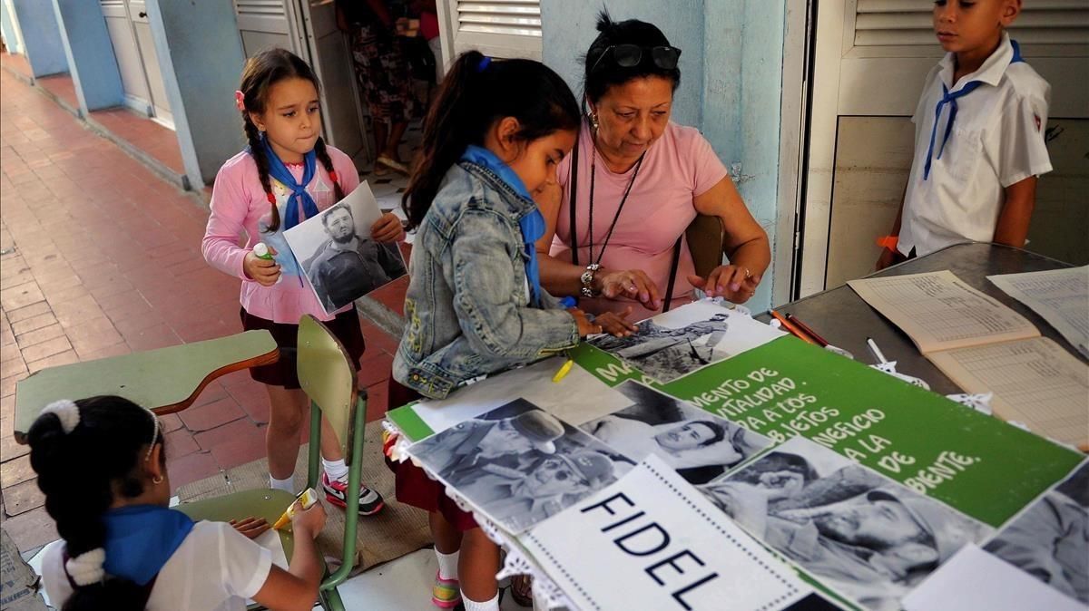 Niños de una escuela de La Habana preparan un mural con imágenes de Fidel Castro para conmemorar el primer aniversario de su muerte. Niños de una escuela de La Habana preparan un mural con imágenes de Fidel Castro para conmemorar el primer aniversario de su muerte.