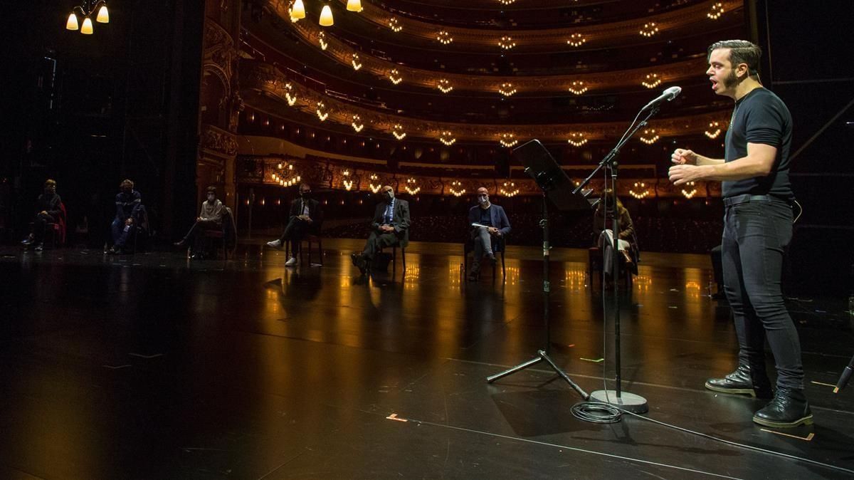 Arnau Tordera, compositor de ’La gata perduda’, interpretó una de las canciones de la ópera, mientras le observan los principales responsables del Liceu y otras personas implicadas en el proyecto. Arnau Tordera, compositor de ’La gata perduda’, interpretó una de las canciones de la ópera, mientras le observan los principales responsables del Liceu y otras personas implicadas en el proyecto.