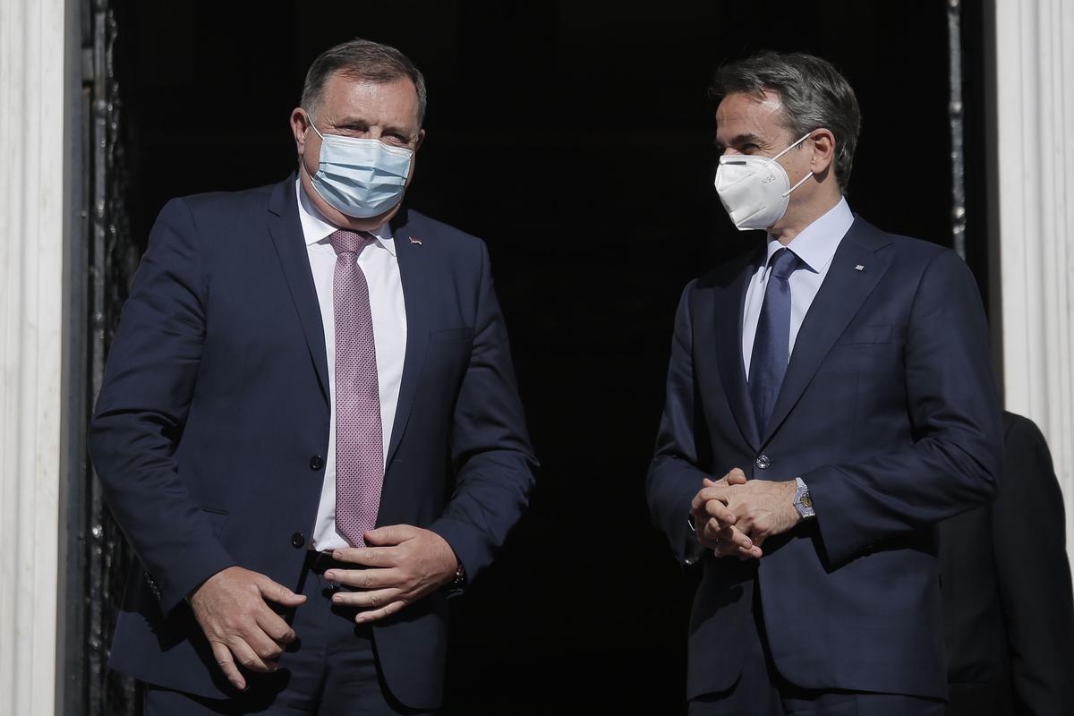 El líder serbiobosnio Milorad Dodik (izquierda) con el primer ministro griego, Kyriakos Mitsotakis, durante una visita a Atenas el pasado mes de mayo.