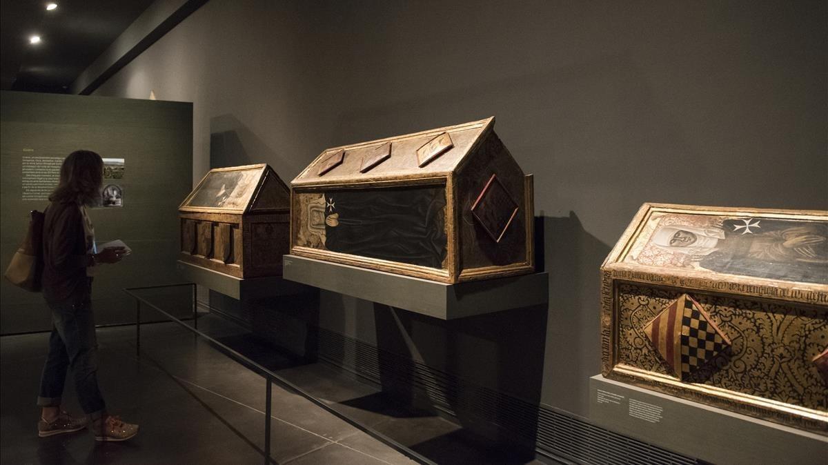 Las tres cajas sepulcrales provenientes del monasterio de Sijena expuestas en el Museu de Lleida, el lunes. Las tres cajas sepulcrales provenientes del monasterio de Sijena expuestas en el Museu de Lleida, el lunes.