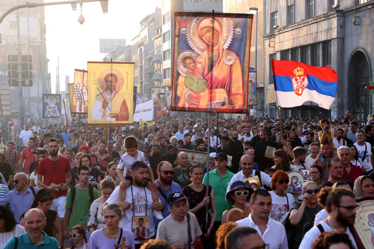 Manifestantes durante la marcha en contra del Europride en Belgrado, Serbia