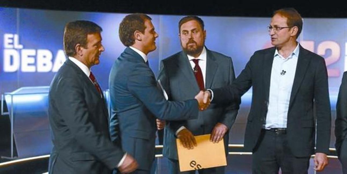 Albert Rivera y Joan Herrera se saludan en presencia de Alfons López Tena y Oriol Junqueras, antes de comenzar el debate. Albert Rivera y Joan Herrera se saludan en presencia de Alfons López Tena y Oriol Junqueras, antes de comenzar el debate.