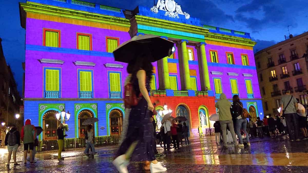Proyecciones sobre la fachada del ayuntamiento, en la Mercè del año 2016, en una tarde de lluvia. Proyecciones sobre la fachada del ayuntamiento, en la Mercè del año 2016, en una tarde de lluvia.