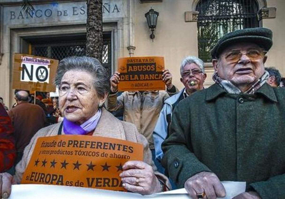 Afectados por las preferentes se manifiestan ante la sede del Banco de España en Valencia, el pasado febrero. Afectados por las preferentes se manifiestan ante la sede del Banco de España en Valencia, el pasado febrero.