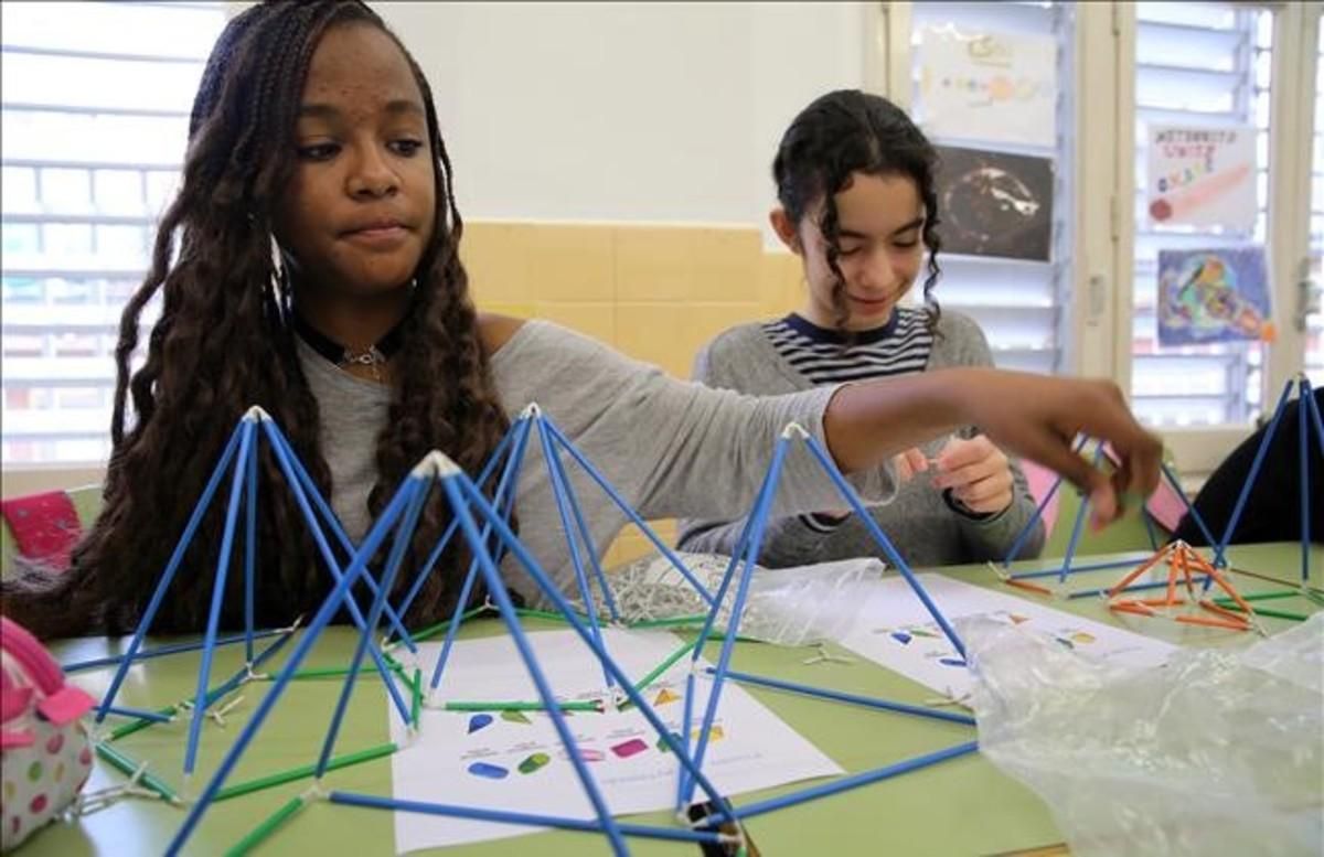 Alumnos del colegio público Octavio Paz de Barcelona, en una clase de Geometría en inglés. Alumnos del colegio público Octavio Paz de Barcelona, en una clase de Geometría en inglés.