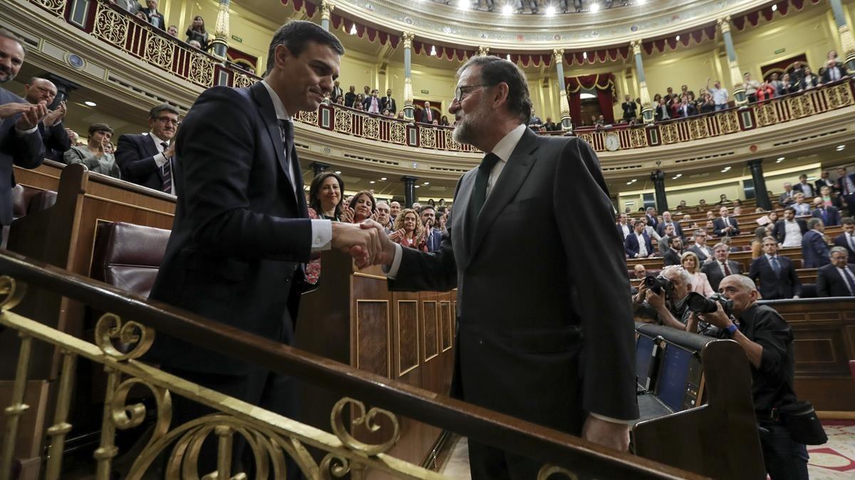 El saludo de cortesía entre Pedro Sánchez y Mariano Rajoy.