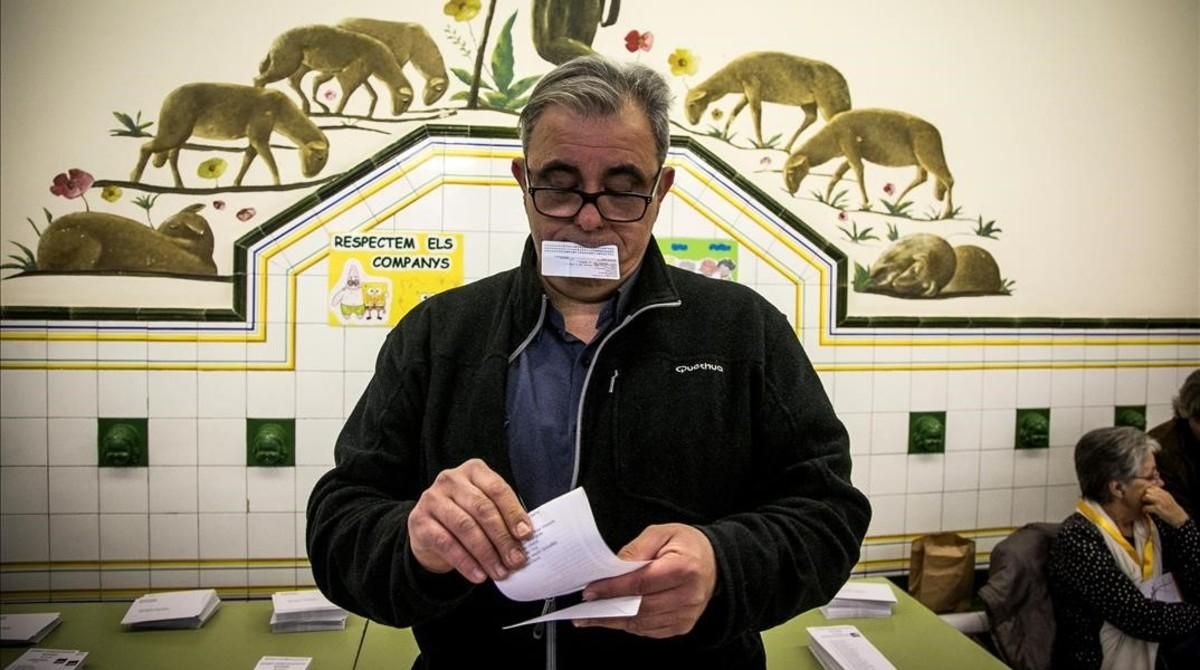 Un hombre recoge una papeleta electoral durante los comicios catalanes del pasado 21 de diciembre. Un hombre recoge una papeleta electoral durante los comicios catalanes del pasado 21 de diciembre.