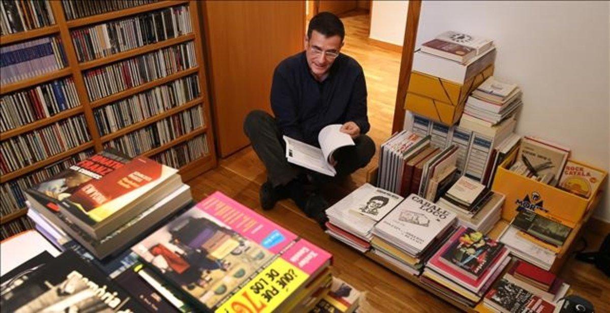 El novelista Eduard Márquez, rodeado de libros en su estudio. El novelista Eduard Márquez, rodeado de libros en su estudio.