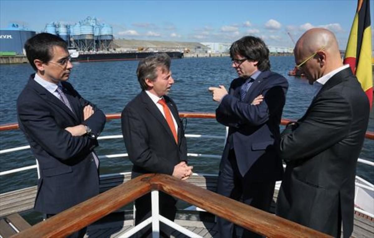 El ’president’ Puigdemont, el ’conseller’ Romeva y el representante del Govern en Bruselas, Amadeu Altafaj, junto al representante del puerto de Gante. El ’president’ Puigdemont, el ’conseller’ Romeva y el representante del Govern en Bruselas, Amadeu Altafaj, junto al representante del puerto de Gante.