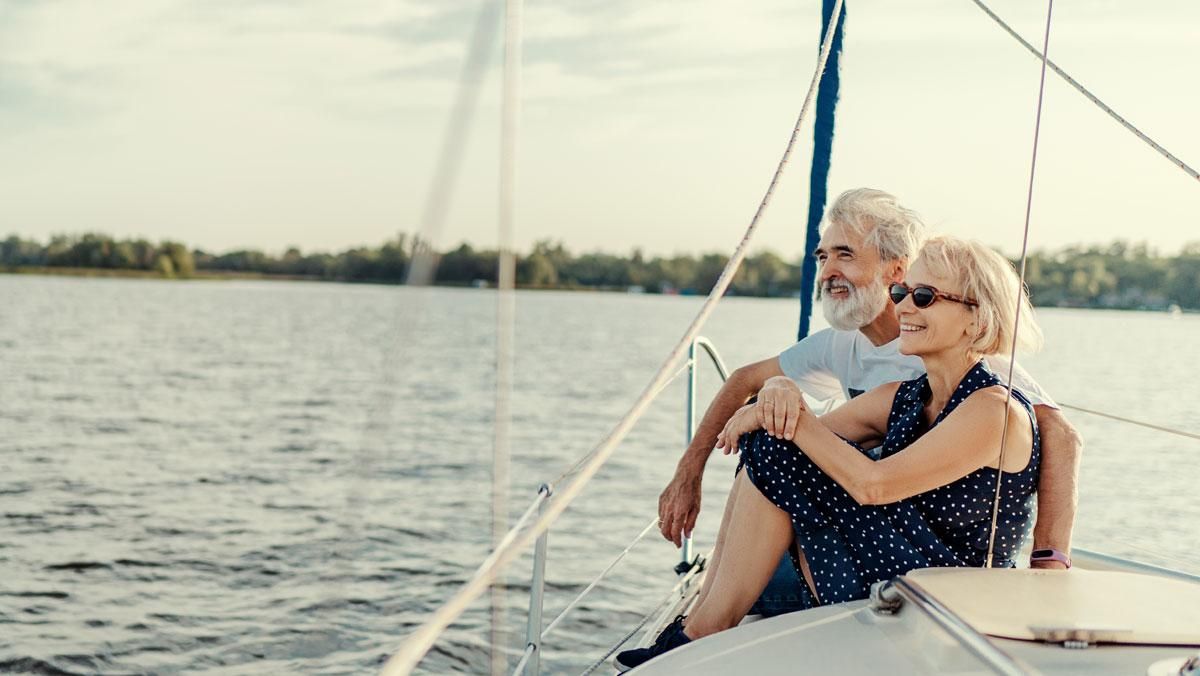 Una pareja sénior disfruta de un viaje en velero. Una pareja sénior disfruta de un viaje en velero.