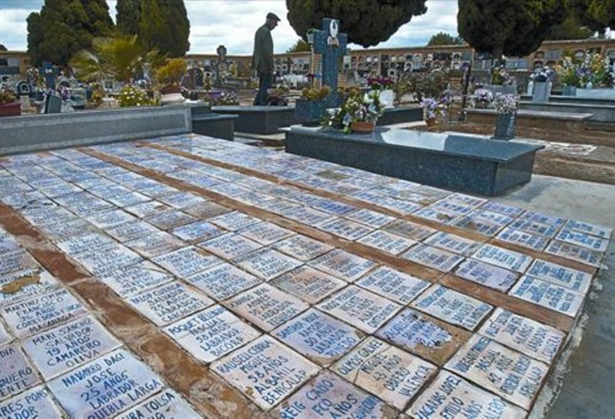 Fosa común del cementerio de Paterna (Valencia) con restos de represaliados fusilados durante la dictadura franquista.