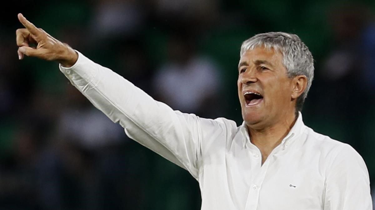 Setién da instrucciones a sus jugadores en un partido del Betis contra el Espanyol del pasado abril. Setién da instrucciones a sus jugadores en un partido del Betis contra el Espanyol del pasado abril.