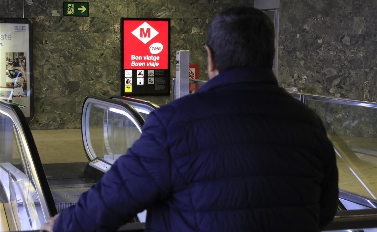 Un extrabajador enfermo del metro de Barcelona, en una parada cercana al hospital del Vall d’Hebron, donde se la tratan sin posibilidad de cura. Un extrabajador enfermo del metro de Barcelona, en una parada cercana al hospital del Vall d’Hebron, donde se la tratan sin posibilidad de cura.