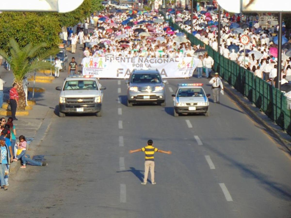 Un niño se para ante una manifestación contra los matrimonios homosexuales en Celaya, México, el pasado sábado.